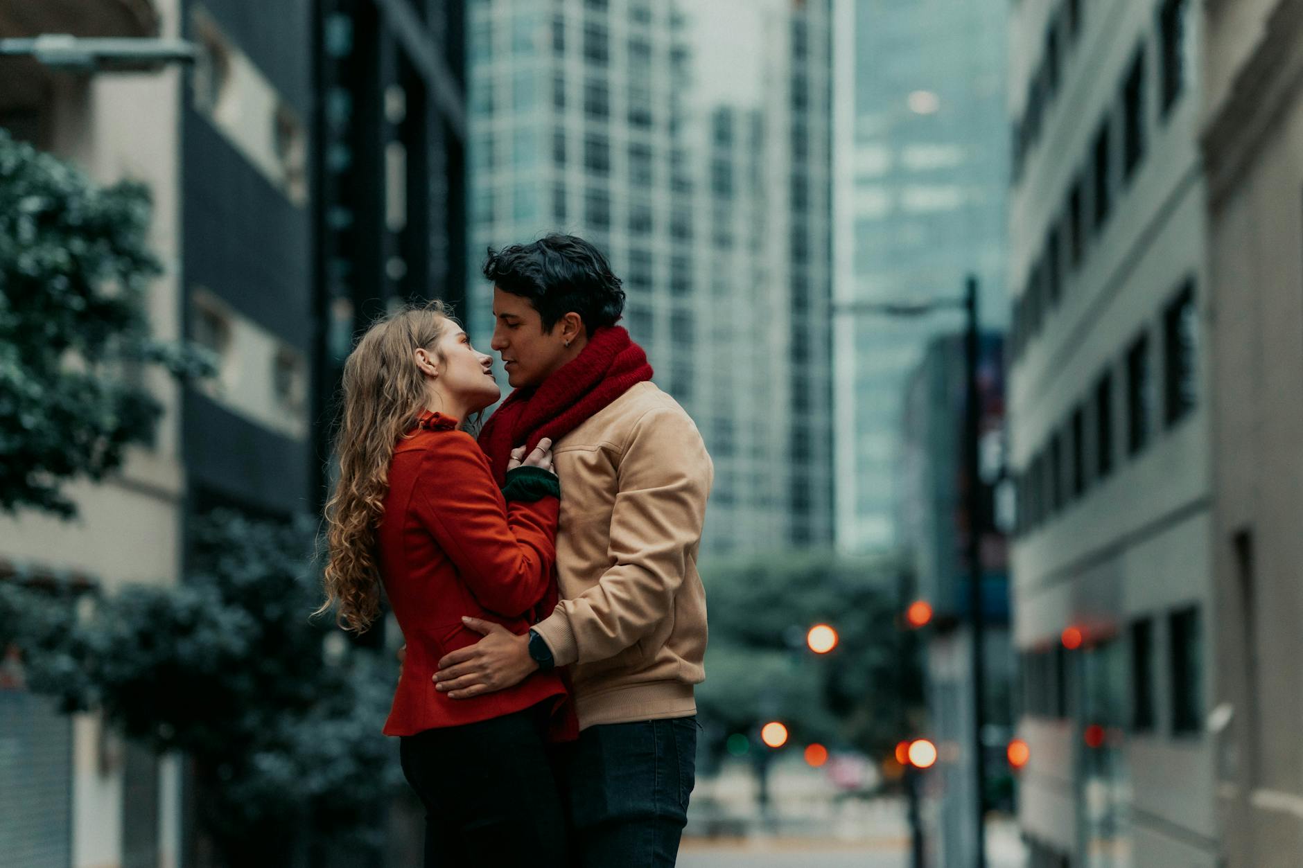 Erstkontakt in der Großstadt: Wie Sie in München, Berlin oder Hamburg selbstbewusst das Gespräch beginnen